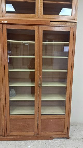 Vitrina de madera y cristal