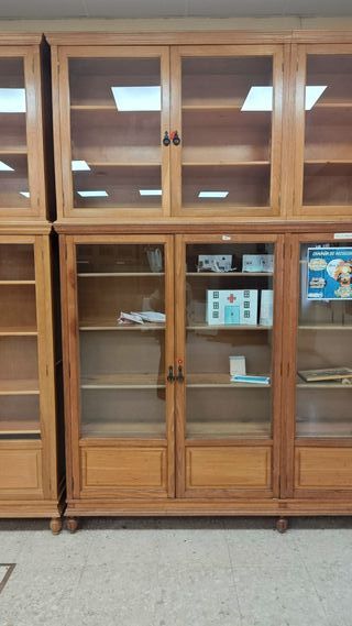 Vitrina de madera y cristal