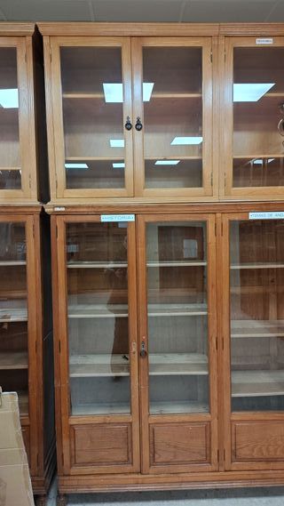 Vitrina de madera y cristal