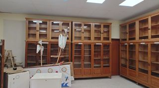 Vitrina de madera y cristal