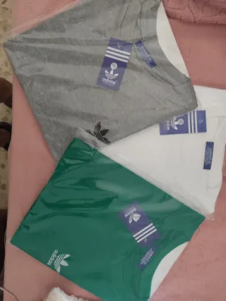 Camiseta Adidas Gris y Verde, blanca