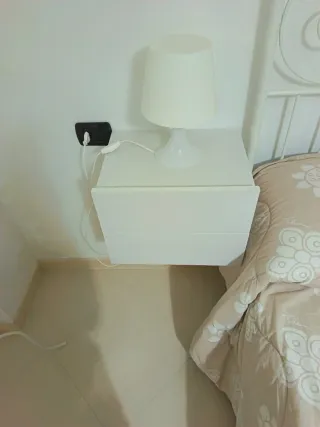 Coppia comodini sospesi bianchi compresi di staffe