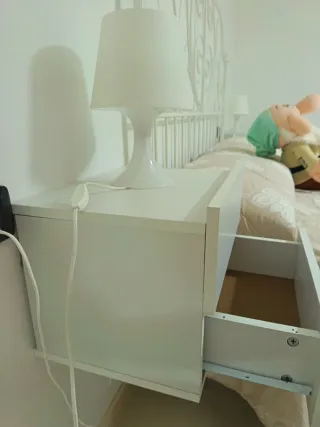 Coppia comodini sospesi bianchi compresi di staffe