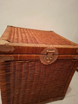 Arcón de mimbre decorativo