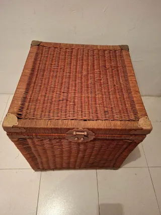 Arcón de mimbre decorativo