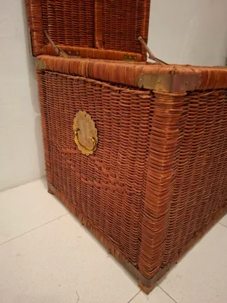 Arcón de mimbre decorativo