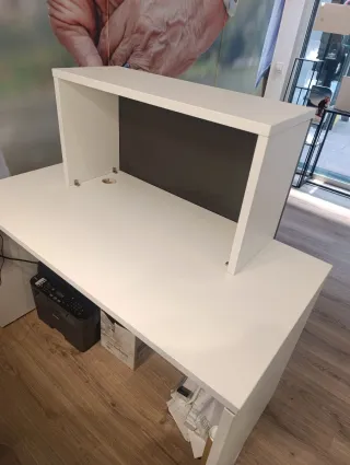 Mostrador recepción tienda blanco y negro