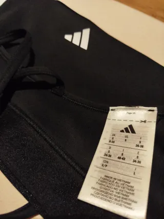 Top deportivo Adidas negro