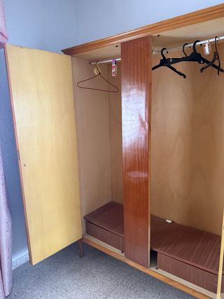 Armario de madera marrón