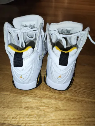 Zapatillas Jordan True Flight Blancas y Amarillas