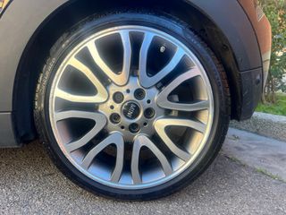 Llantas Mini 18” con neumáticos.