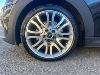 Llantas Mini 18” con neumáticos.