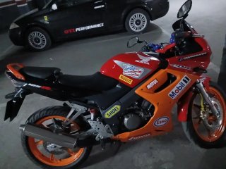 Honda CBR 125R Roja y naranja repsol..