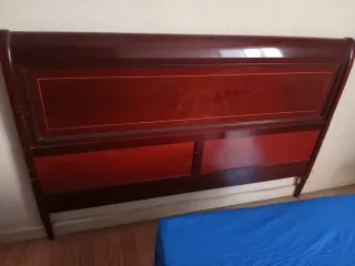 Cabecero de madera marrón y rojo