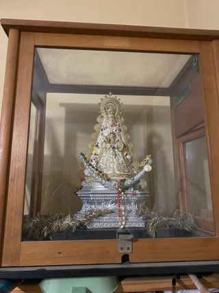 Vitrina antigua Virgen del Rocío