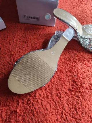 Sandalias plateadas con pedrería y cuña