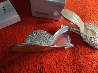 Sandalias plateadas con pedrería y cuña