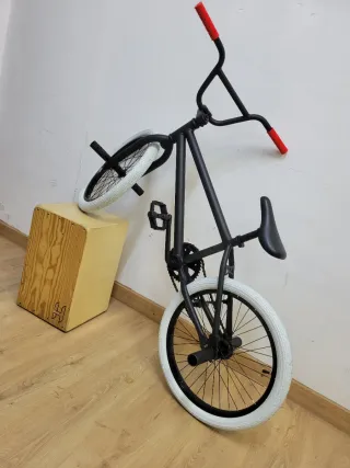 Bici BMX Negra Ruedas Blancas