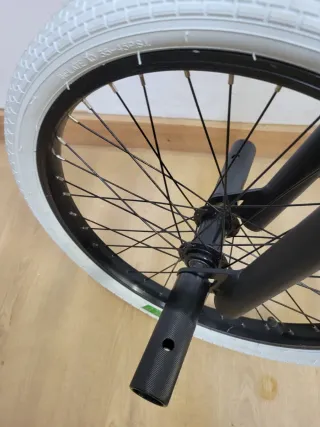 Bici BMX Negra Ruedas Blancas