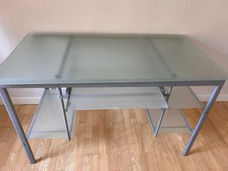 Mesa de ordenador cristal y metal oferta