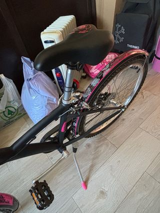 Bicicleta niña rosa y negra y casco rosa