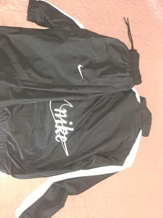 Conjunto deportivo Nike negro y blanco