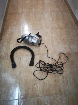 Mini aspirador portátil plateado