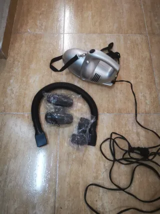 Mini aspirador portátil plateado