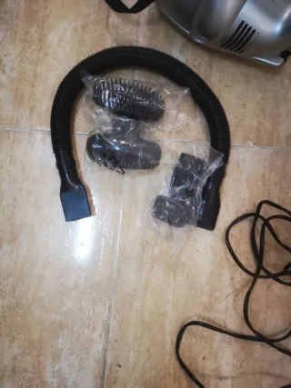 Mini aspirador portátil plateado