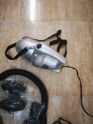 Mini aspirador portátil plateado