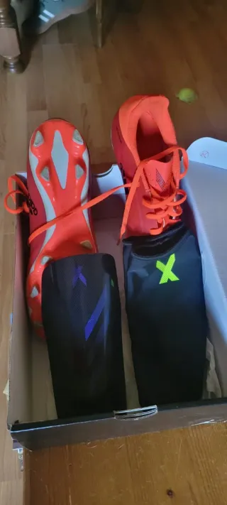 Zapatillas Fútbol Nike Talla 45 más espinilleras