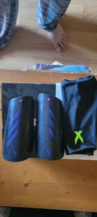 Zapatillas Fútbol Nike Talla 45 más espinilleras