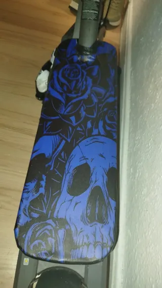 Patinete eléctrico con  casco