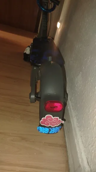 Patinete eléctrico con  casco