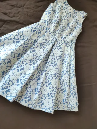 Vestido de fiesta floral azul y blanco