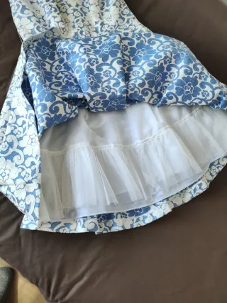Vestido de fiesta floral azul y blanco