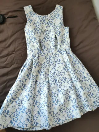 Vestido de fiesta floral azul y blanco