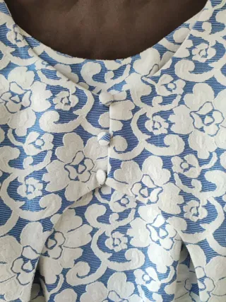 Vestido de fiesta floral azul y blanco