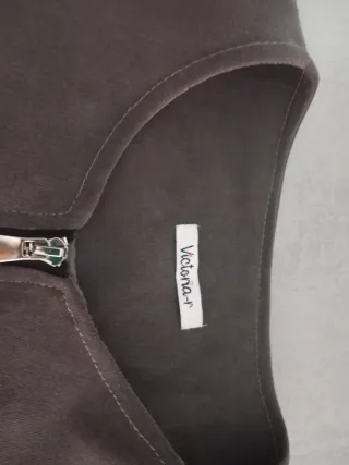 Chaleco gris con cremallera