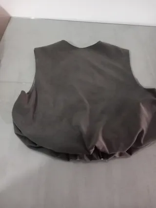 Chaleco gris con cremallera