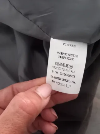 Chaleco gris con cremallera