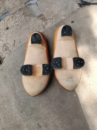 Zapatos de madera tallada