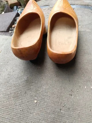 Zapatos de madera tallada