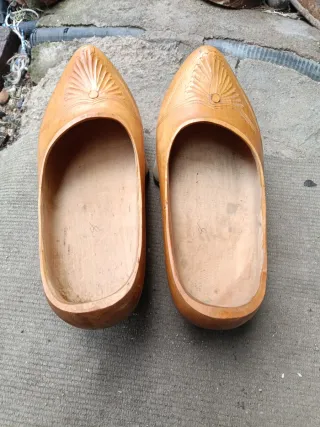 Zapatos de madera tallada