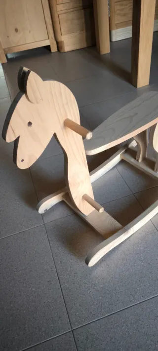 Caballito balancín de madera nuevo 30 €