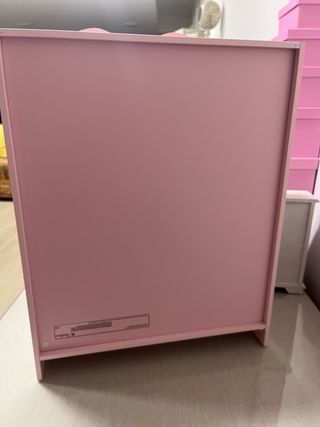 Armario infantil rosa y blanco.