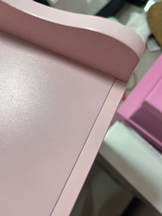 Armario infantil rosa y blanco.