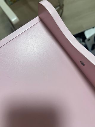 Armario infantil rosa y blanco.