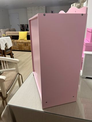 Armario infantil rosa y blanco.