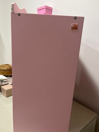 Armario infantil rosa y blanco.
